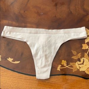 NWT VICTORIA’S SECRET NUDE THONG SIZE XS🩲